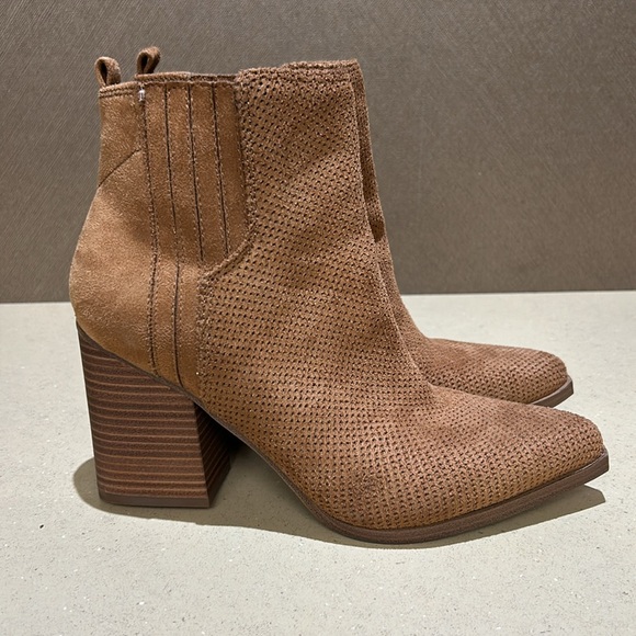 Indigo Rd. Tan Faux Suede Women Booties Size 8 - Picture 5 of 13